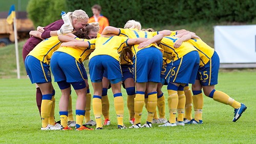 Piger spiller fodbold. Foto: Colourbox