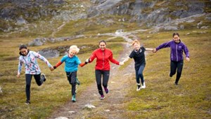 Aktive børn i Grønland. Foto: Emil Stach/Grønlands Idrætsforbund